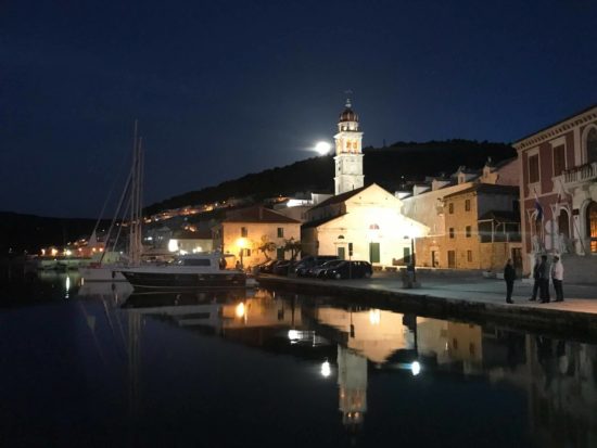 V hrvaškem turističnem biseru ob cesti ponoči našli mrtvo Slovenko