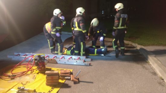 Na avtocesti umrl 15-letnik, 22-letnika so oživljali