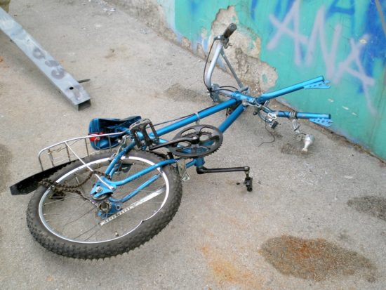 Nesreča s hudimi poškodbami: udeležena 22-letnica in otrok