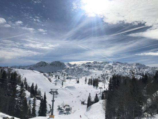 Boleč konec sezone na smučiščih nad Bohinjem, helikopter poletel dvakrat, reševal dve osebi
