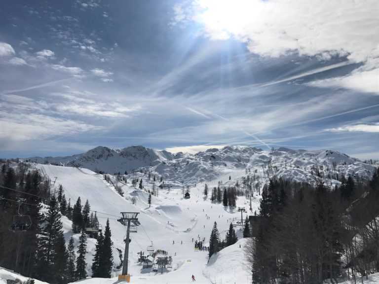 Nesreča smučarja na zaprti progi