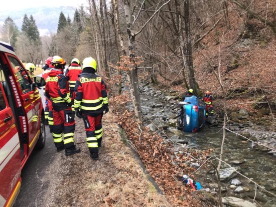 FOTO: Avto s ceste na streho v vodo: Otroka odpeljal helikopter