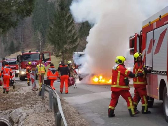 FOTO: Na cesti na Bled zagorel avtomobil, voznika reševali