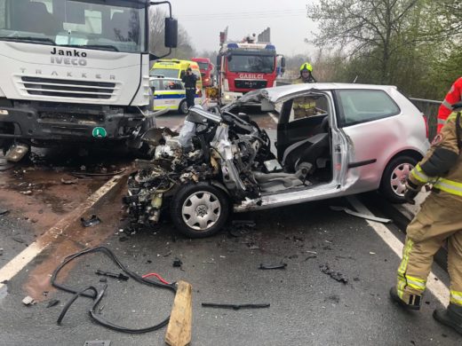 Smrt kosila na območju Zidanega Mosta: zapeljal na drugo stran ceste in trčil v avtobus