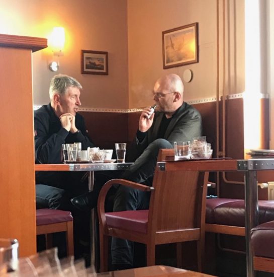 FOTO: Minister Hik ga je vlekel kar v lokalu