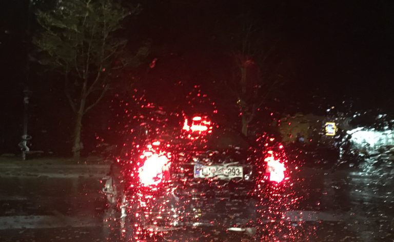 Vetrolom povzročil prometno nesrečo