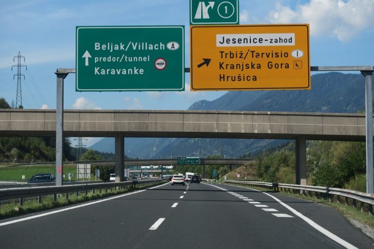 Kaj vse bi naredil za žensko! Vzvratno po avtocesti nazaj proti Ljubljani