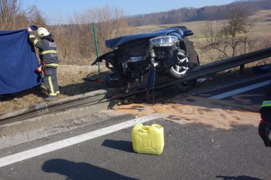 FOTO: Z avtom z avtoceste na skale, potem ga je nasadilo na dvojno ograjo