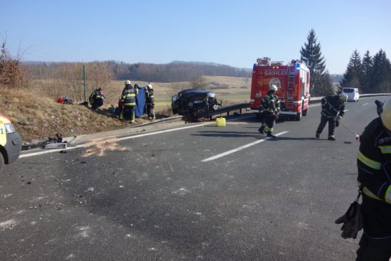 Na avtocesti proti Ljubljani zaspala za volanom