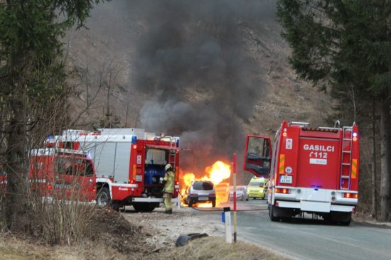 Po nesreči se je vozilo vnelo