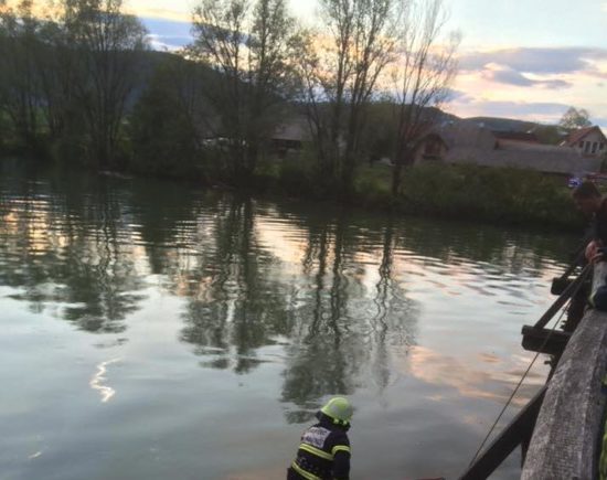 Na gladini iskali in gasilci in policisti, žal so našli truplo