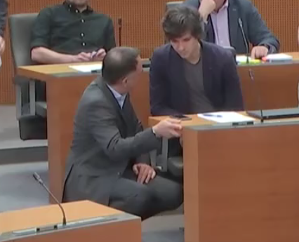 FOTO: Dokaz: Šarčev prvi poslanec za rebalans počepnil pred Luko Mesecem
