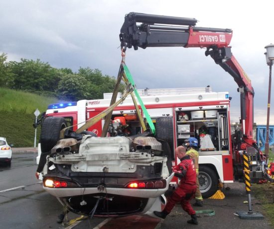 Avto v globel, ena oseba ostala ujeta