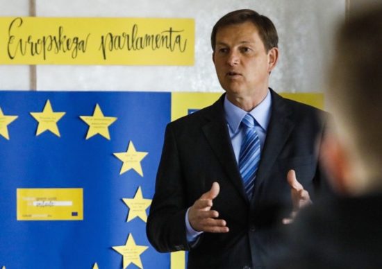 FOTO: Škandalozna Cerarjeva politična kampanja po šolah: Ali mu je o zlorabah nerodno govoriti?!