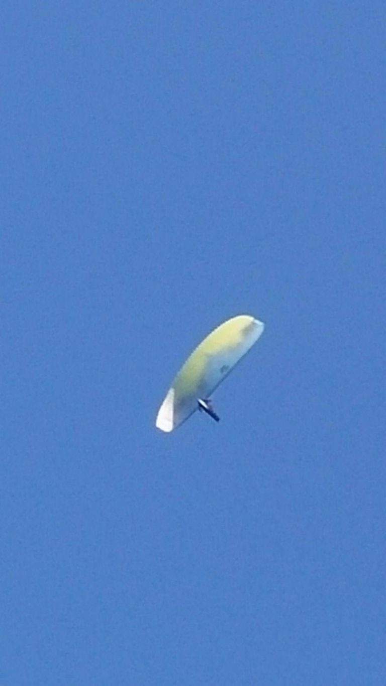 Groza pri skoku s padalom: Ena oseba padla iz tadema