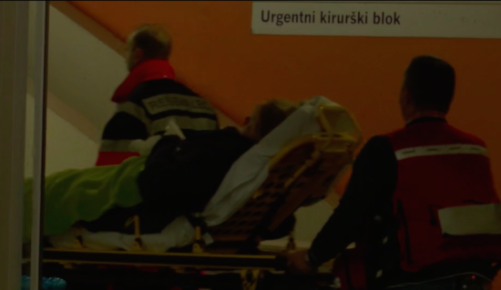 V bolnišnico odpeljali sopotnico voznika skuterja