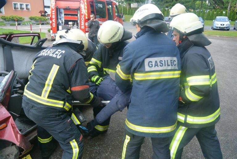 Gasilci posredovali ob 1.52, občani v njih metali kamenje