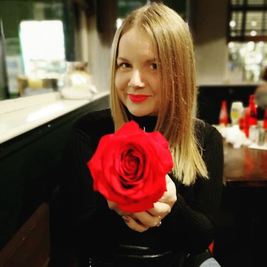 Priljubljena radijska voditeljica ovita v črno:  Gledam naključne ljudi in si mislim, da bi morali umreti prej kot on. To delam. Razumete?