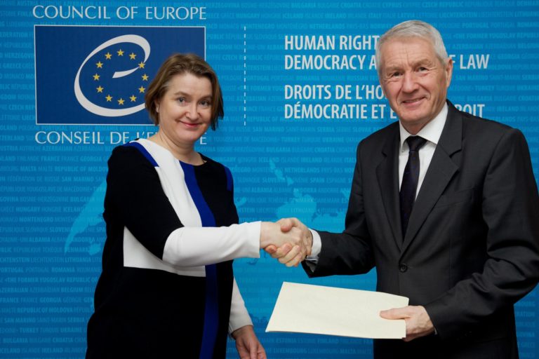 Neokusno zdolgočasena veleposlanica: Iz Francije pisala depešo, v kateri se norčuje iz terorističnih napadov in gibanja rumenih jopičev