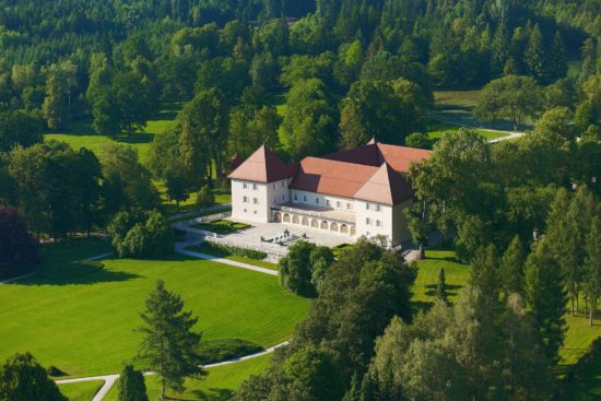 Neodzivna oseba v vodnem hramu protokolarnega Brda: Policija razkriva, kaj se zgodilo