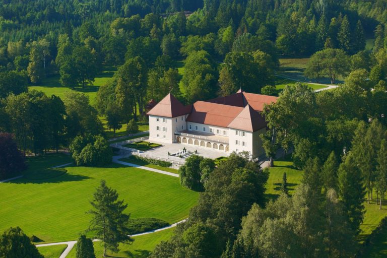 Neodzivna oseba v vodnem hramu protokolarnega Brda: Policija razkriva, kaj se zgodilo