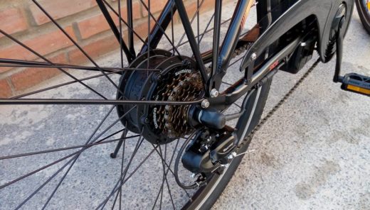 Kolesar trčil v drevo in umrl na kraju nesreče