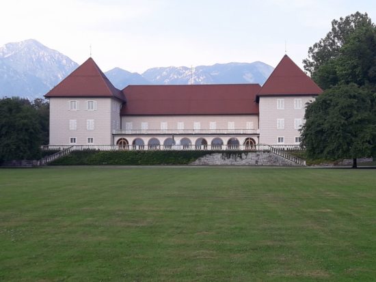 Huda nesreča na območju protokolarnega posestva Brdo, oseba neodzivna