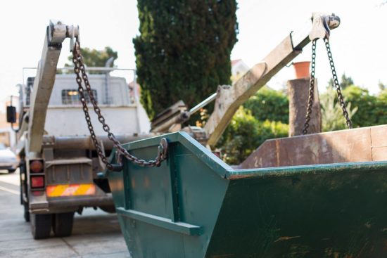 Grozljiv prizor na otoku Krku: V kontejnerju za stiskanje kartona našli moško truplo