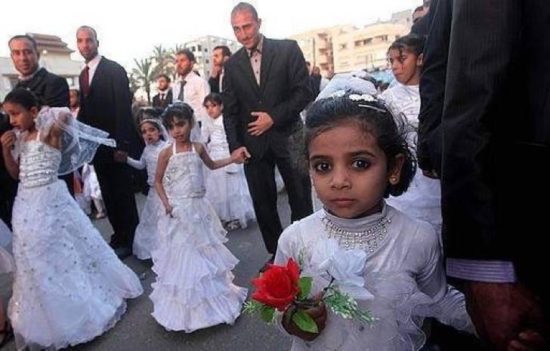 FOTO: Ostali smo brez besed! Tako izgledajo mladoletne deklice, ki so se morale poročiti s starejšimi moškimi