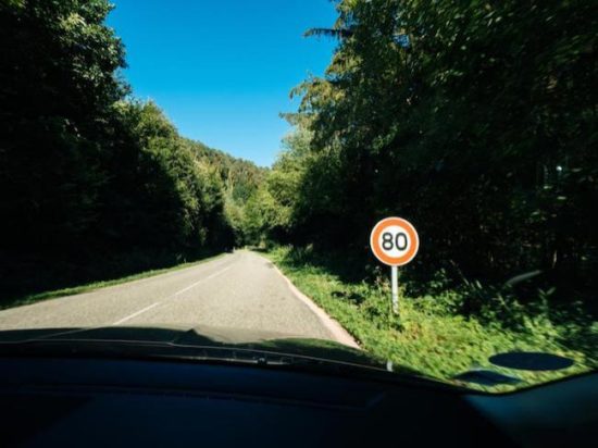 Peljal se je 20km/h pod dovoljeno mejo! Ne boste verjeli, kakšno kazen je dobil