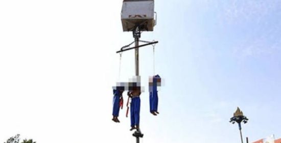 FOTO: Tri pedofile javno obesili, potem ko so posilili fantka (10)