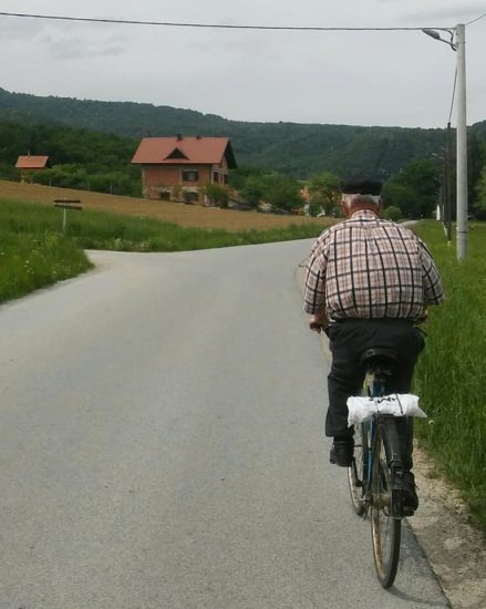 Hud padec kolesarja: Na pomoč helikopter Slovenske vojske