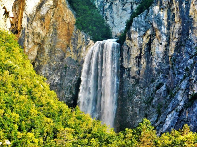 V avanturo se je podal z dvema prijateljicama, ko se mu ni uspelo zatakniti, se je poškodvan onesvestil