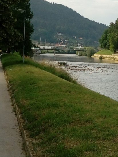 Parkiran avto zdrsnil po brežini reke