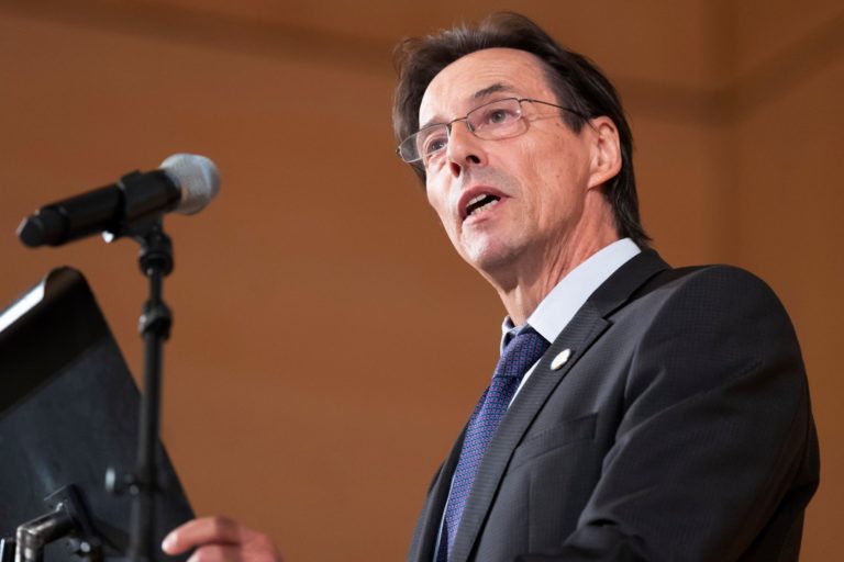 Vladno kadrovanje za razburjanje odnosov s Hrvati: Zakaj Šuc ne bo mogel končati štiriletnega mandata veleposlanika v Zagrebu