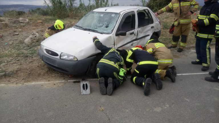 Avtomobil občanu čez nogo, gasilci z vitlom vlekli vozilo nazaj na cesto