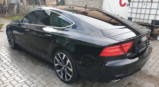 V audiju A7 hudo poškodovana sopotnica