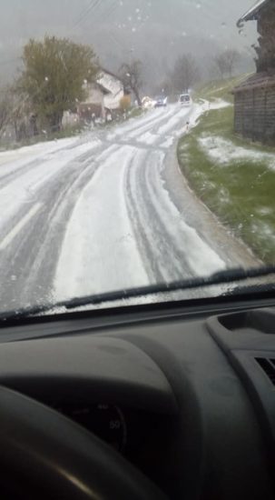 FOTO in VIDEO: Popoldne sneg in toča pobelila Slovenijo