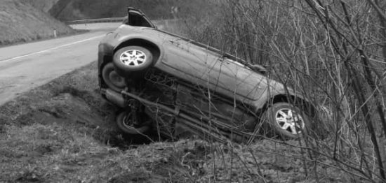 Voznica povzročila nesrečo, dve osebi ukleščeni