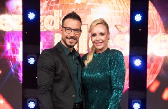 Temperatura narašča tudi zunaj šova Zvezde plešejo: Oglasila se je mama plesalca Špele Grošelj, ki ji je fant že izpadel