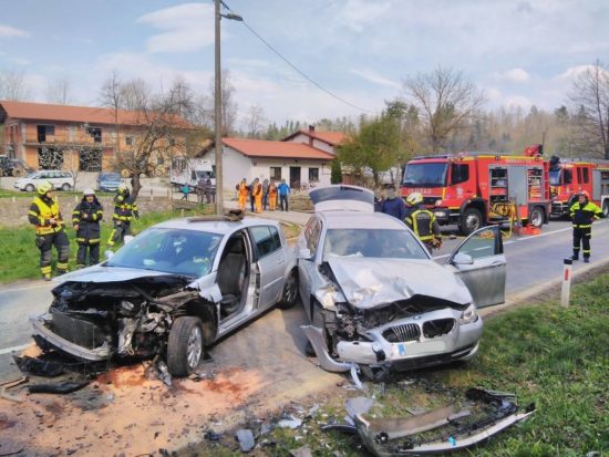 FOTO: Dopoldne je počilo: Odpeljati so morali dve huje poškodovani osebi