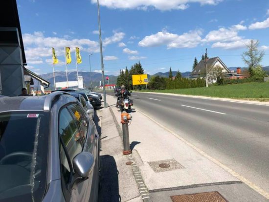 FOTO: Iščejo motorista, ki bo “mogu pa še marskej zrihtat kokr sam velik pa glasen motor da bo dec ratu. 🙄”