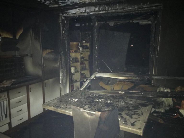 FOTO: Nočna drama v stanovanjski hiši: opekline, zastrupitev, nastradala policista …