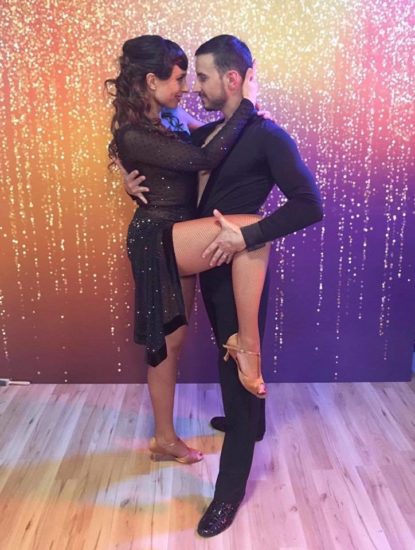 Zaušnice plešoči zvezdnici: “kot cenena pocestnica,” “zgleda, kot da ji je oddaja edino razvedrilo ?”