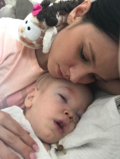 Od sinčka našega glasbenika se počasi poslavljajo: Saj veš, najin si in boš za vedno … 