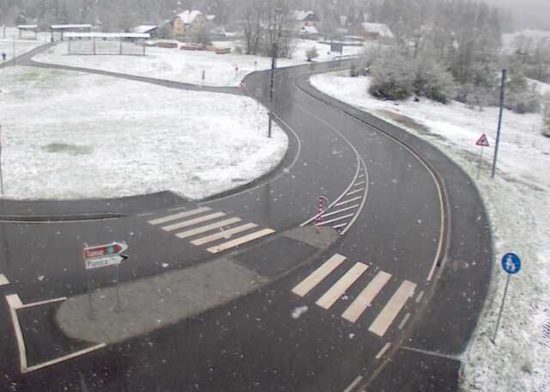 FOTO: Aprila je konec, Slovenijo pa je pobelil sneg