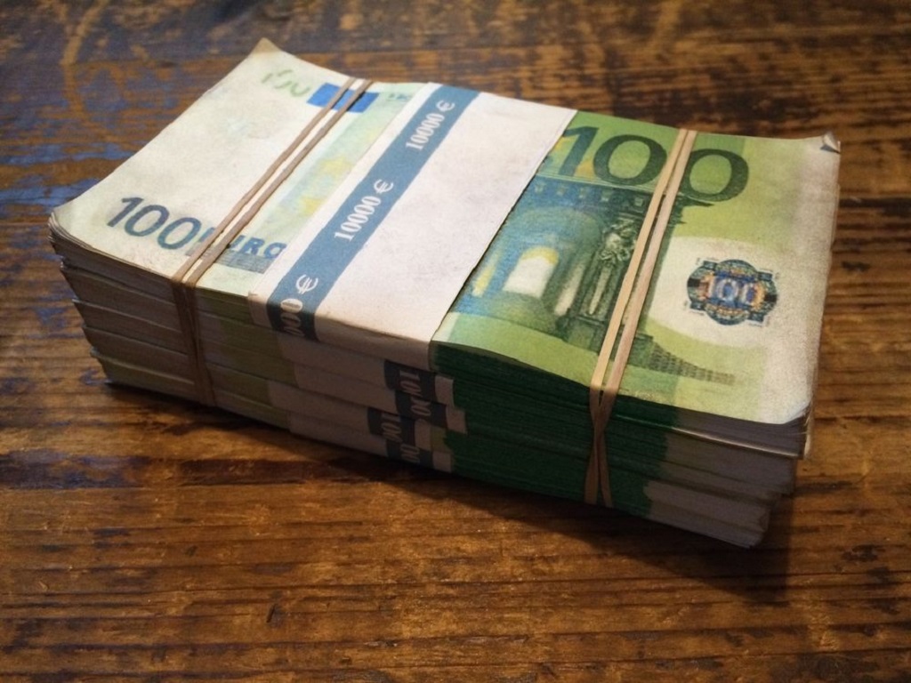 На столе 100 купюр. Пачка денег. Деньги евро. Пачки евро. 100 Евро пачка.