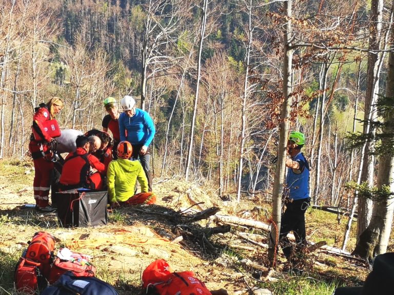 Mladenič se je ločil od skupine, ob 1.30 so ga našli podhlajenega