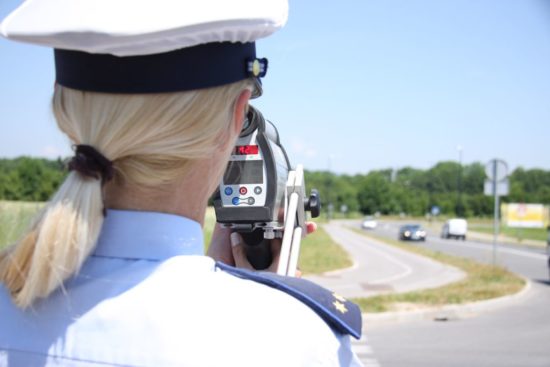 Totalno pijan pripeljal do policije
