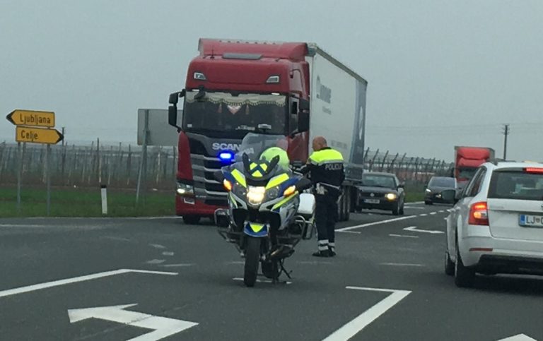 Motorist prehiteval v škarje, nesreča blokirala cesto